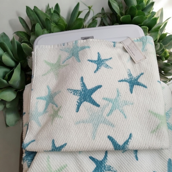 Cupcakes and Cashmere Textured Starfish 2 Bath Towels Aqua White - Picture 1 of 3